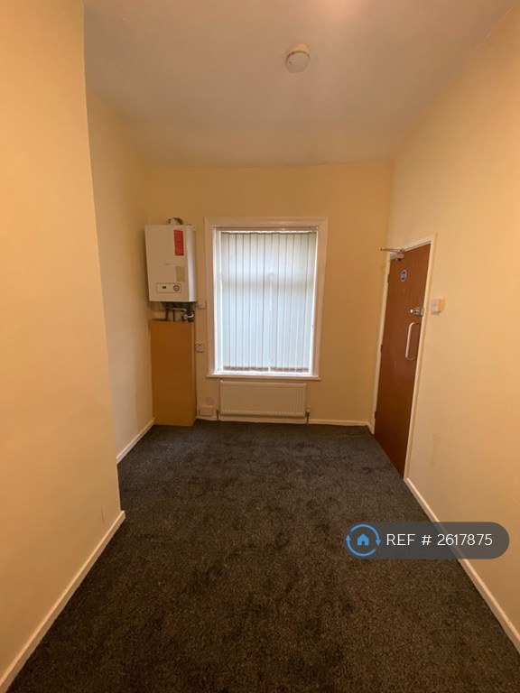3 bedroom house in Oldham Road, Royton, Oldham, OL2 (3 bed) (#2617875)