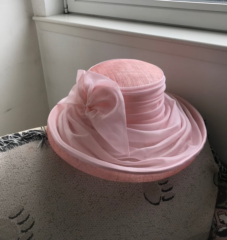 Pale Pink Dress Hat, size 55/56. Chiffon detail and bow. Immaculate. Sell £18
