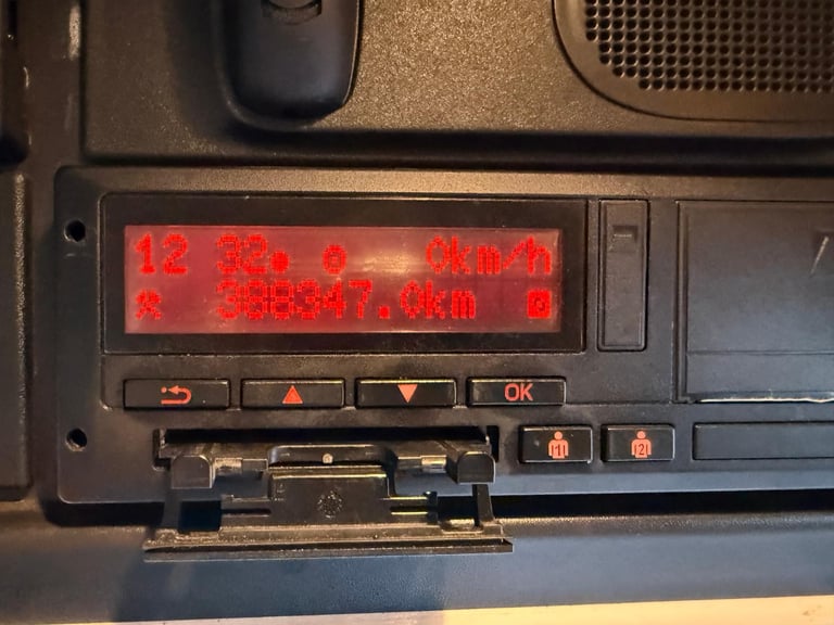 DAF LF 230, CURTAIN, UNDERSLUNG TAIL LIFT 