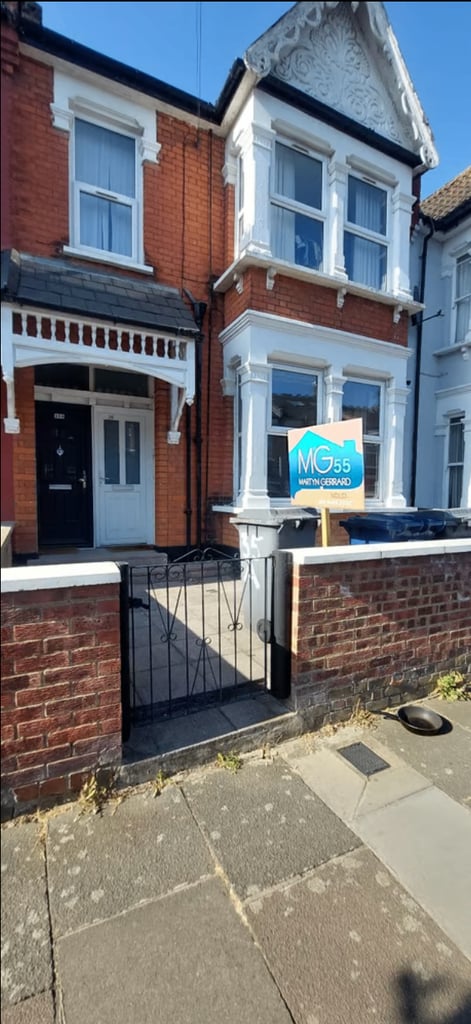 Modern 2-Bedroom Flat | Furnished | Garden | Parking | Churchfield Avenue, North Finchley - N12