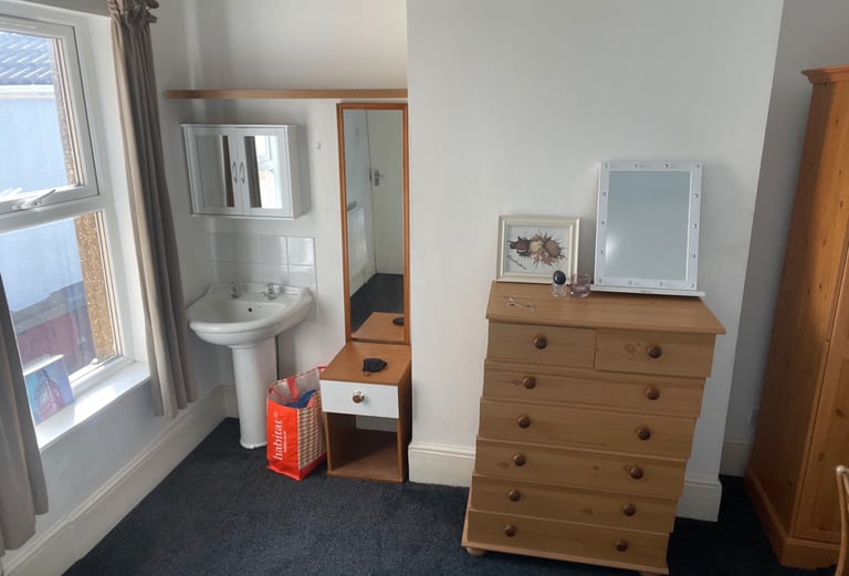 Double room near the train station, all bills included