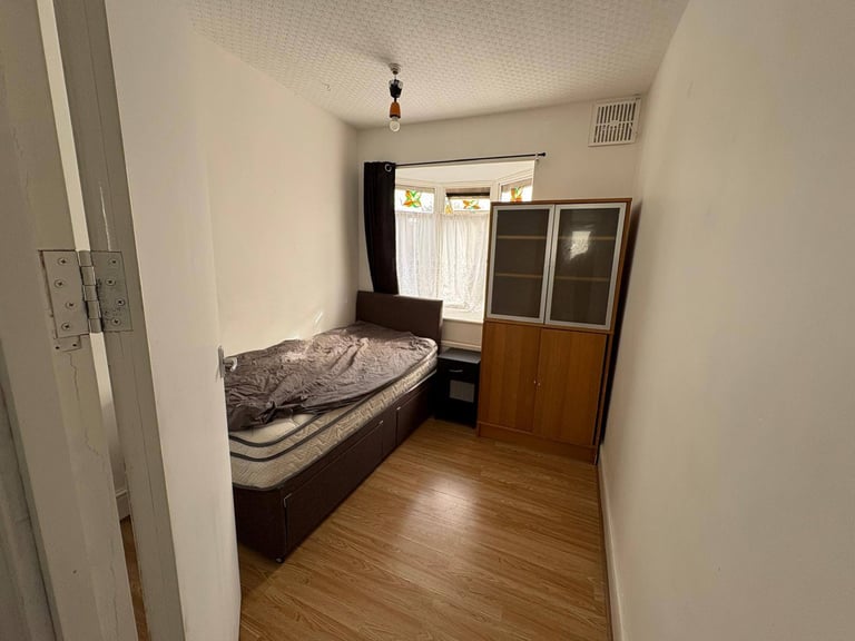 4 bed house in Barking  ,Strictly No agents or company let ,Working Professional 