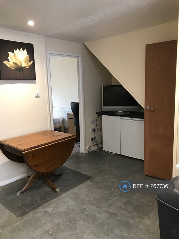 5 bedroom house in Park Barn Drive, Guildford, GU2 (5 bed) (#2677361)