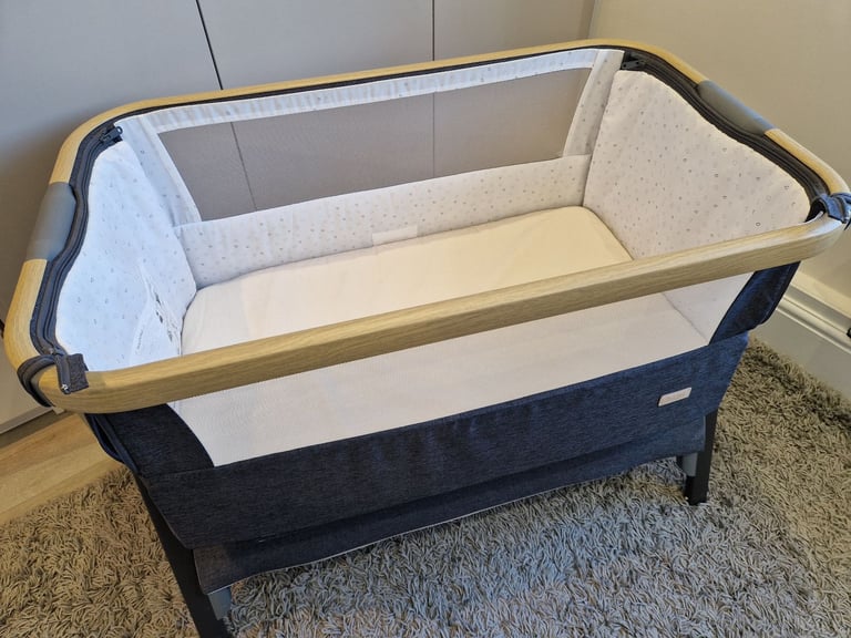 Tutti Bambini CoZee bedside crib / baby bed with mattress (0-6 months) – RRP: £169
