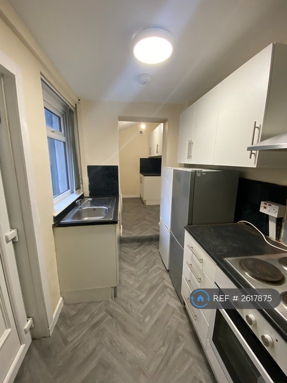 3 bedroom house in Oldham Road, Royton, Oldham, OL2 (3 bed) (#2617875)