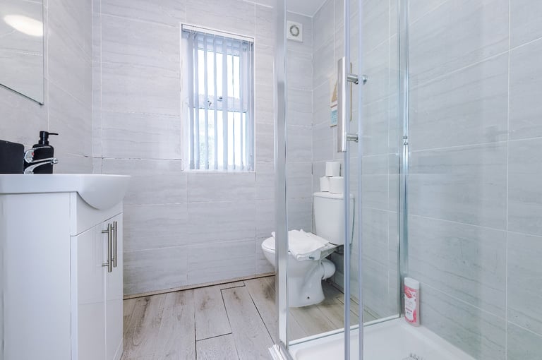 Short/Mid Stays, Contractors, Large House in Anfield