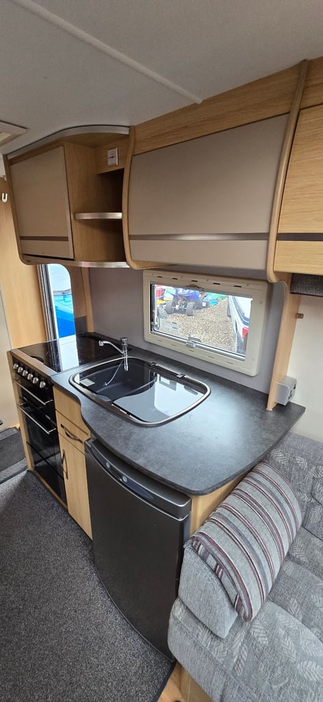 Coachman pastiche 524/4 berth 2011 motor mover fantastic condition large end bathroom