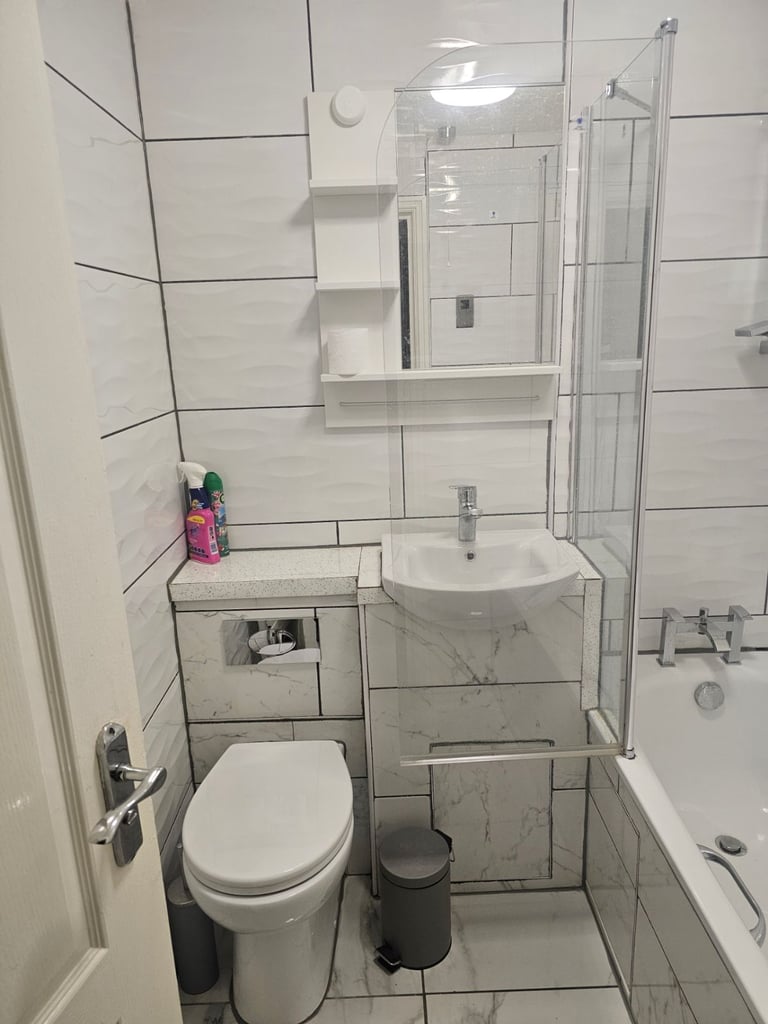 3 Bedroom Luxury Flat, With 1 bath, 1 Shower Available to Rent In North Thamesmead, London