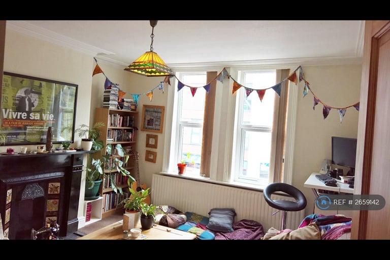 2 bedroom flat in Meanwood Road, Leeds, LS6 (2 bed) (#2659142)