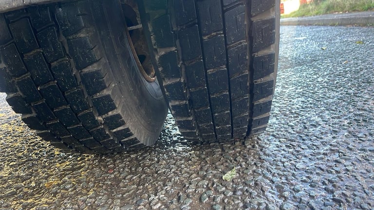 2015 (65) LEYLAND DAF LF220 HOOKLOADER. ENCLOSED BODY. 18 TON GVW. EURO 6. 