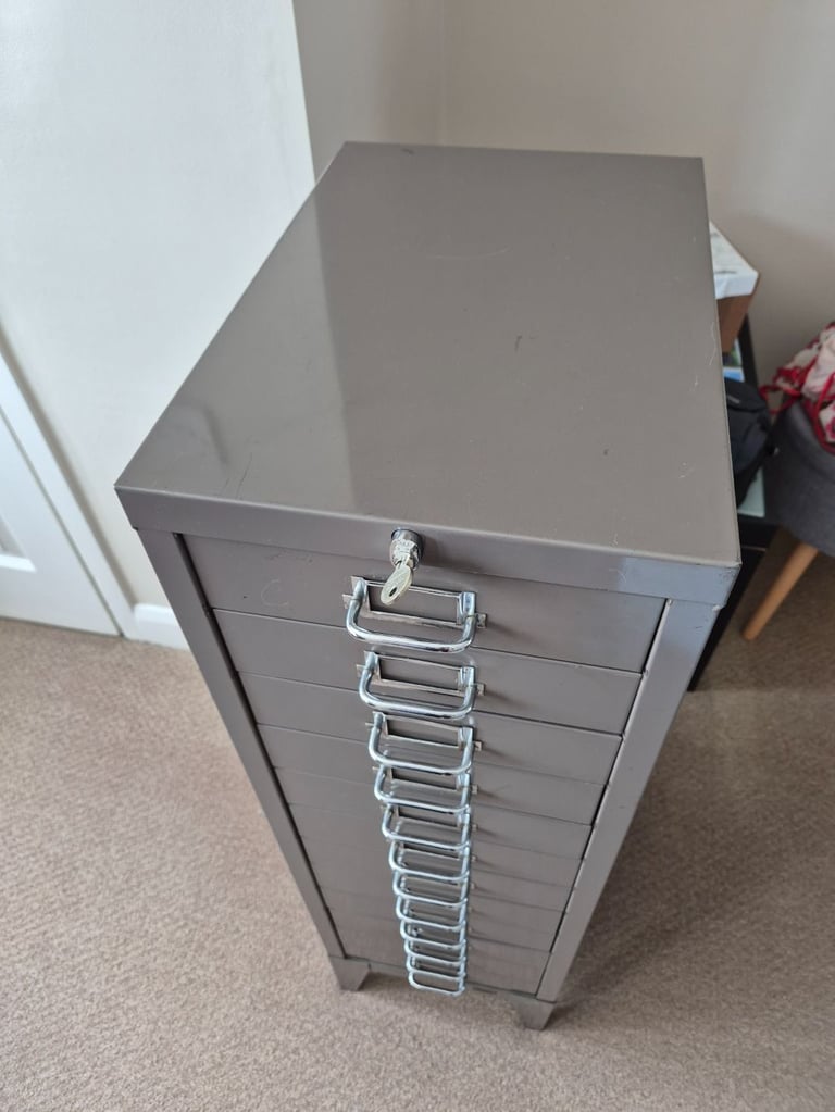 Stor ALL STEEL 12 drawer cabinet in great condition with key - rare vintage