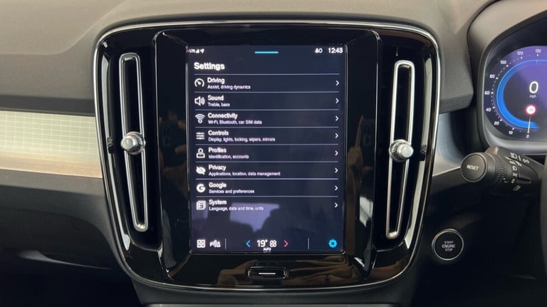 2022 Volvo XC40 Core, B3 mild hybrid, Petrol (Apple CarPlay, Power Tailgate, Google Nav) Estate P...