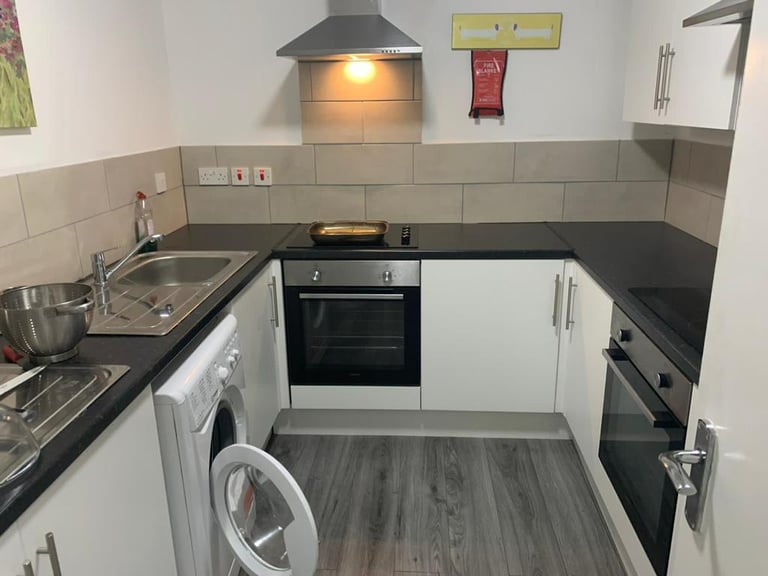 Studio Flat in Feltham (TW13 5JT) with shared kitchen