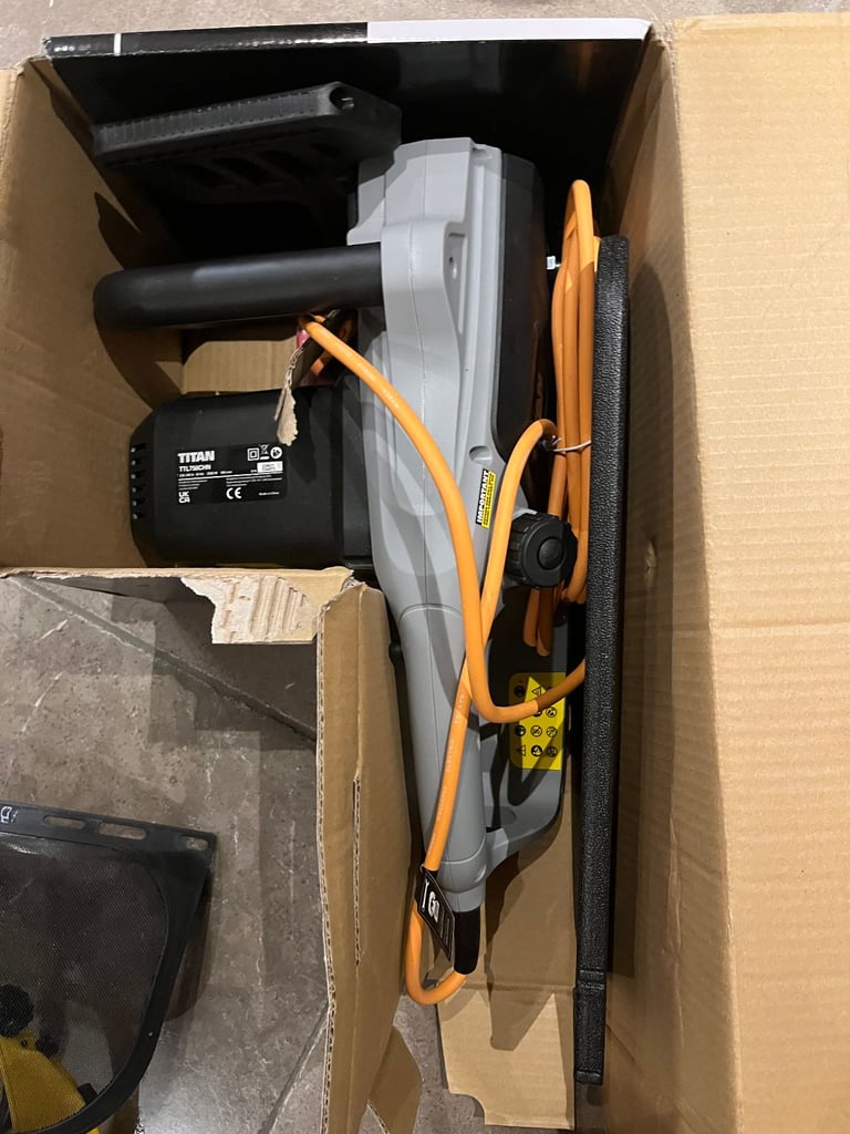 Titan 2000 W Chainsaw