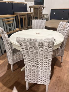 Round Dining table + 4 Wicker Chairs