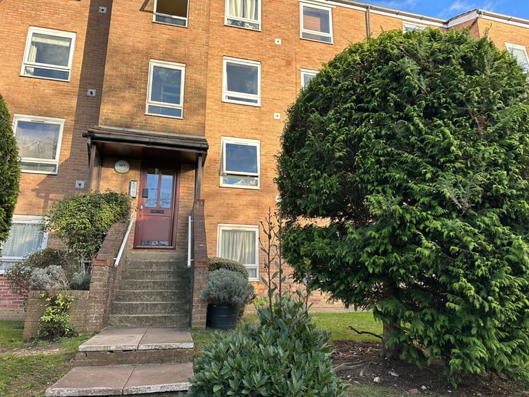 2 Double Bedroom Ground Floor, Unfurnished, Purpose Built Flat with Garage in Wallington, SM6