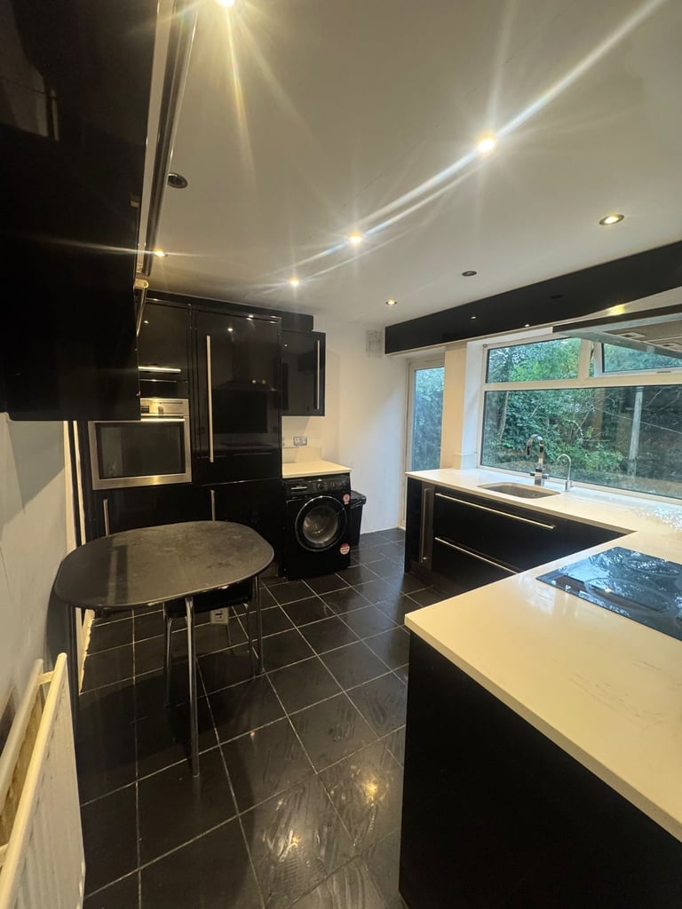 Double Rooms & single rooms available for rent 