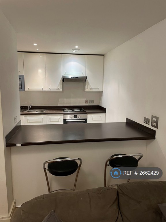 2 bedroom flat in The Quadrangle, Manchester, M1 (2 bed) (#2662429)