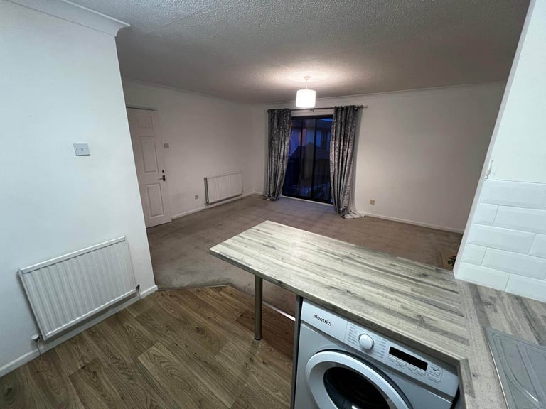 2 bed flat to let, immediately 