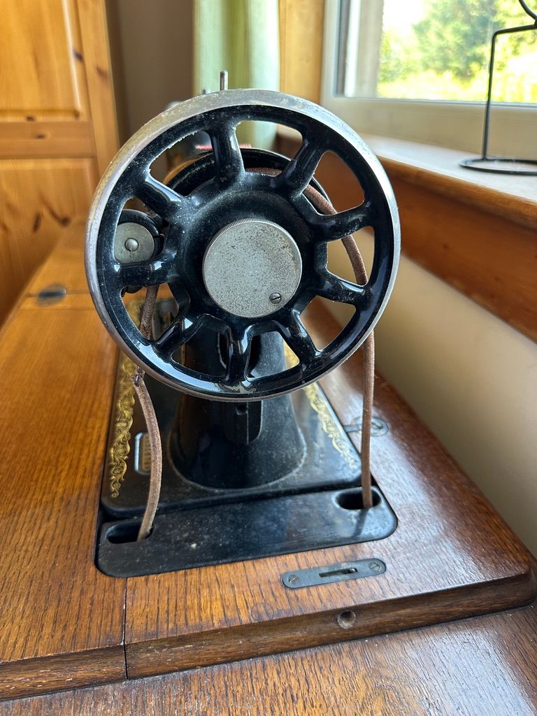 Vintage 1920s Singer Sewing Machine and table