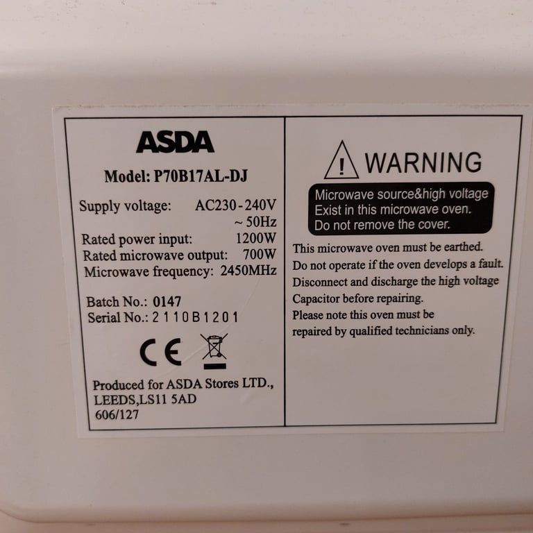 Second-hand white microwave 750W