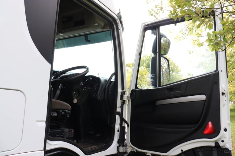 IVECO STRALIS 460 HI-WAY 6X2 MIDLIFT TRACTOR UNIT (2017)