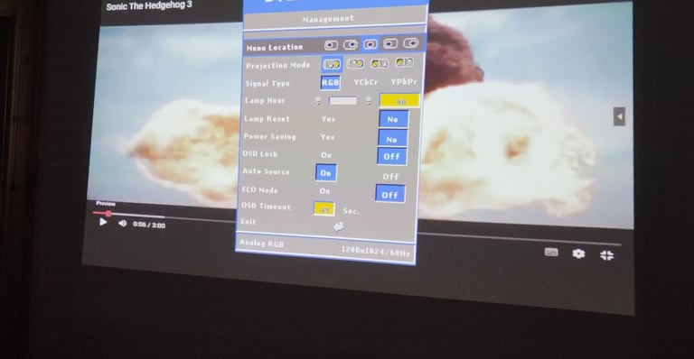 Dell projector. Window display. 90 hours. Case, Bright. Movies, Presentations, Not HDMI!.