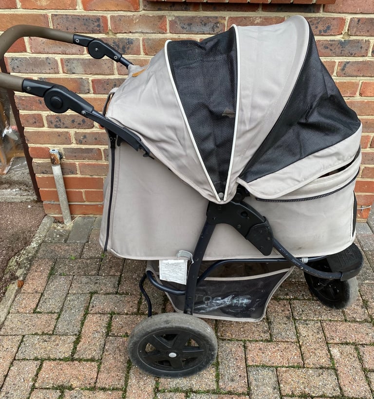 Pet stroller/pram/pushchair 