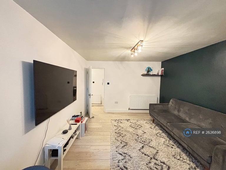 1 bedroom flat in Central Hill, London, SE19 (1 bed) (#2636898)