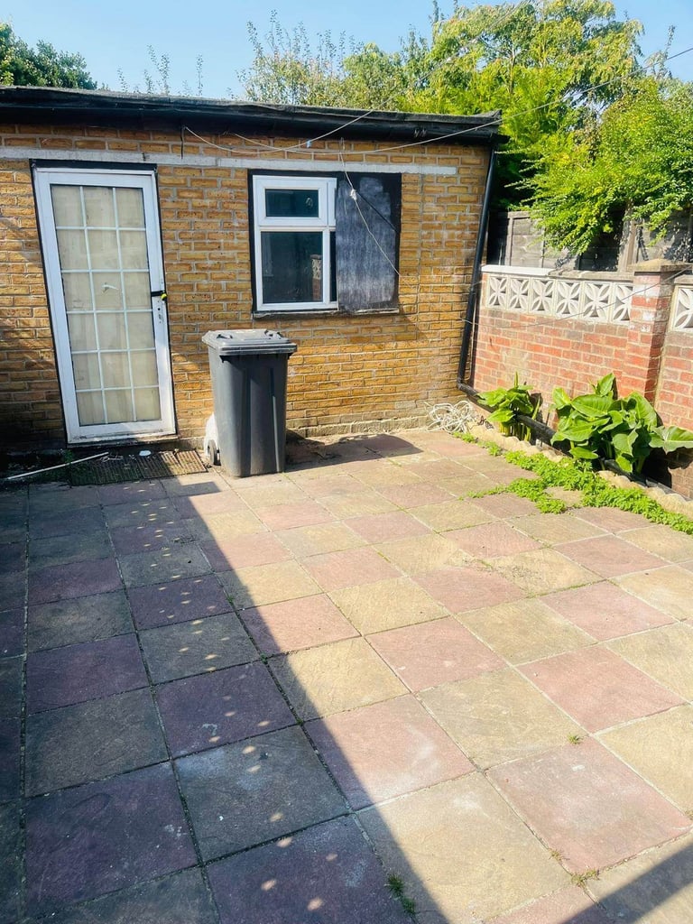 Spacious and Cosy Double Room for Rent in - UB4 8BE