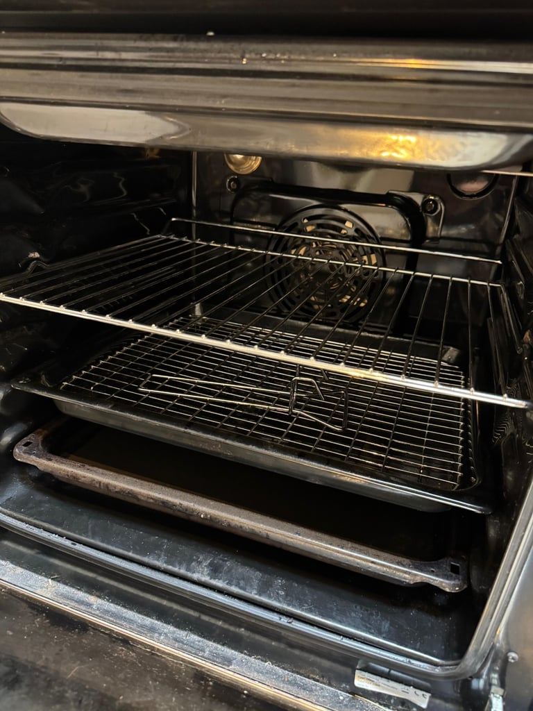 Freestanding cooker and oven 