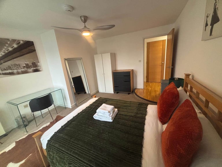 Smart large 2 bed 2 bath city center flat with parking