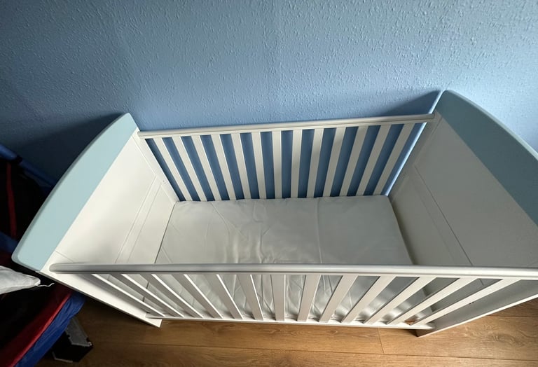 Disney 101 Dalmation baby cot and mattress,only used a few times 