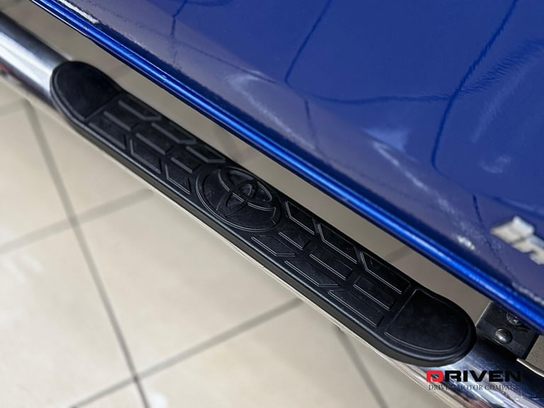 HUGE SPEC! TOYOTA HILUX INVINCIBLE 2.4 D-4D 4WD AUTO + NO VAT + FREE DELIVERY!