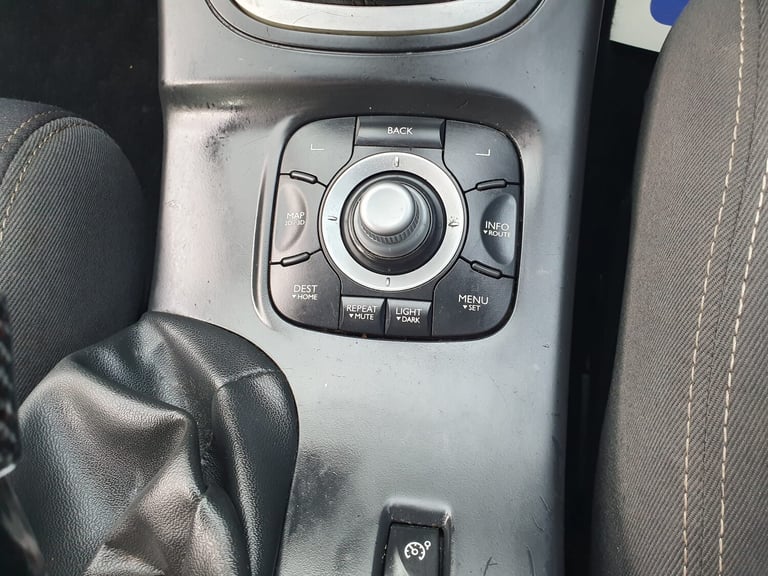 2010 Renault Megane 1.6 16V Dynamique TomTom Hatchback 5dr Petrol Manual Euro 5