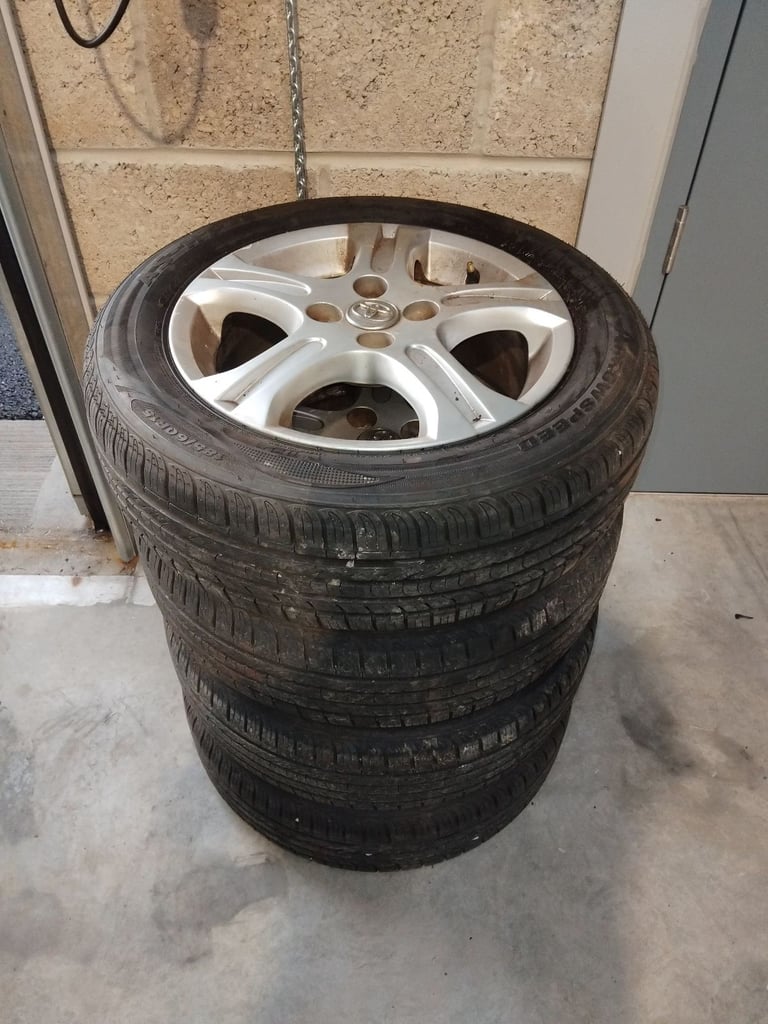 image for Toyota Yaris alloys with 185/60 R15 Tyres