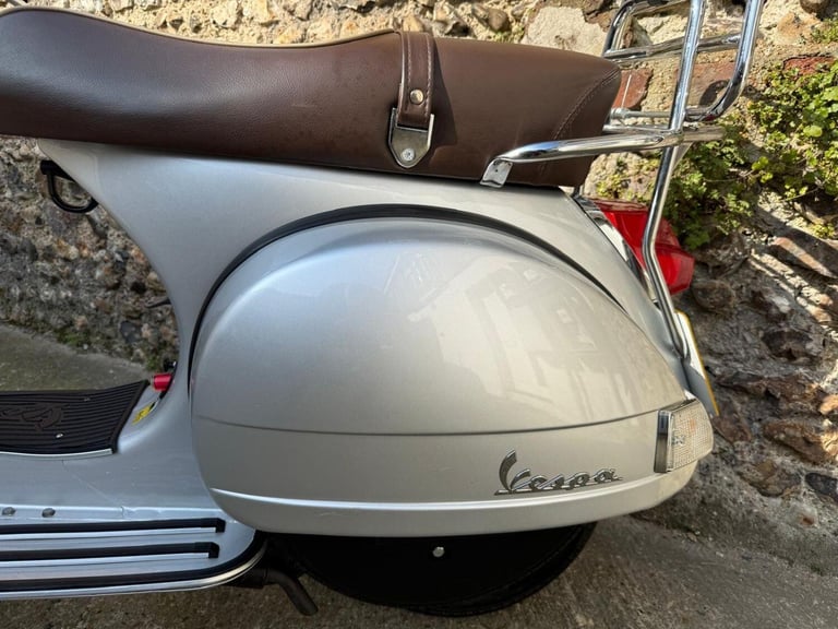 PIAGGIO VESPA - 2016 Petrol Manual in Grey