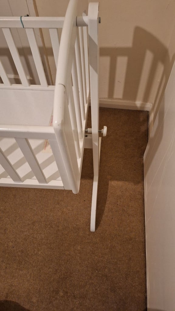 Swinging cot for babies