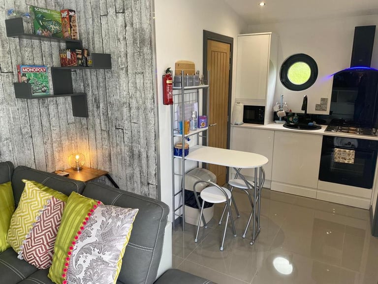 Private Lakeside Cabin Available To Rent