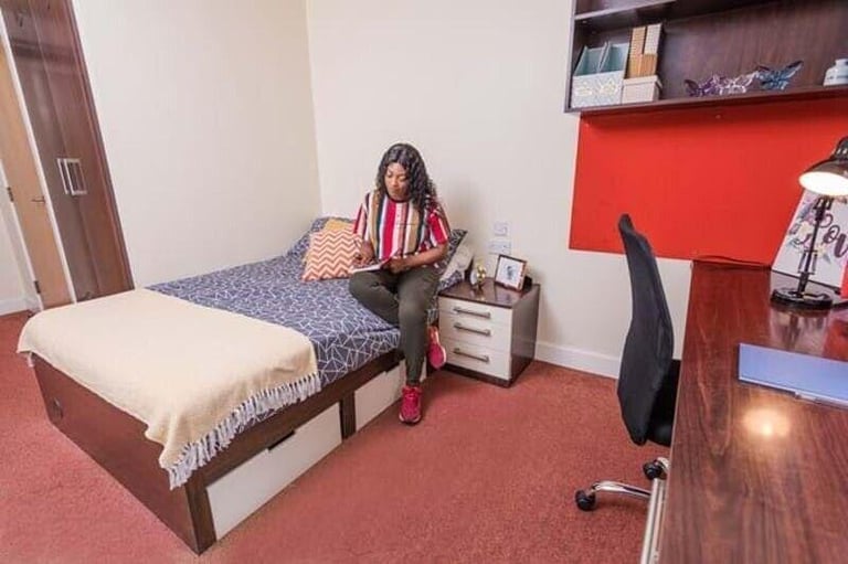 STUDENT ROOMS TO RENT IN WOLVERHAMPTON. CLASSIC ENSUITE WITH PRIVATE