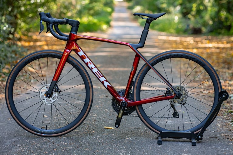 Trek Madone SL6 Gen 8, 105 DI2, Disc Carbon Road Bike Medium Size Carbon Wheels