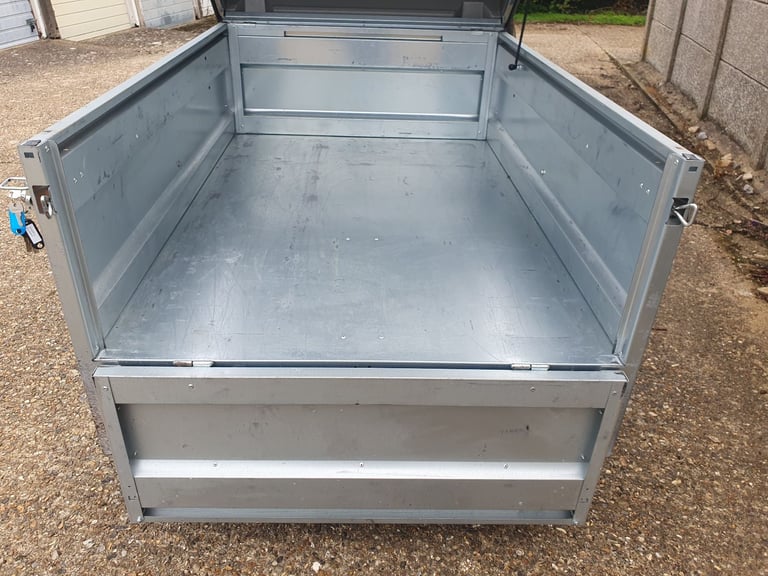 Erde 143 Trailer with lockable hard top and load bars 