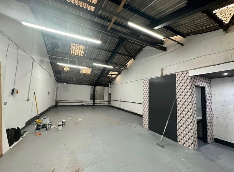 spacious unit to let located in Kingsbridge Crescent, Southall, Greater London
