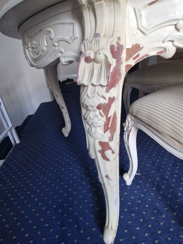 Round dining table with two chairs 