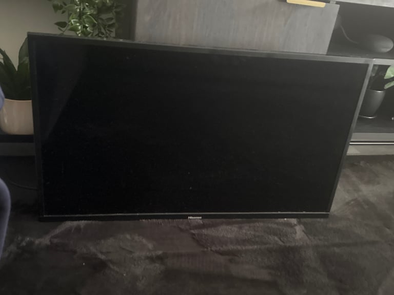 TV in good condition. Comes with remote. Box not included. Collection only!