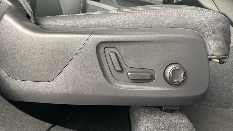 2024 Volvo XC40 2.0 B3P Ultra Dark 5dr Auto ESTATE PETROL Automatic