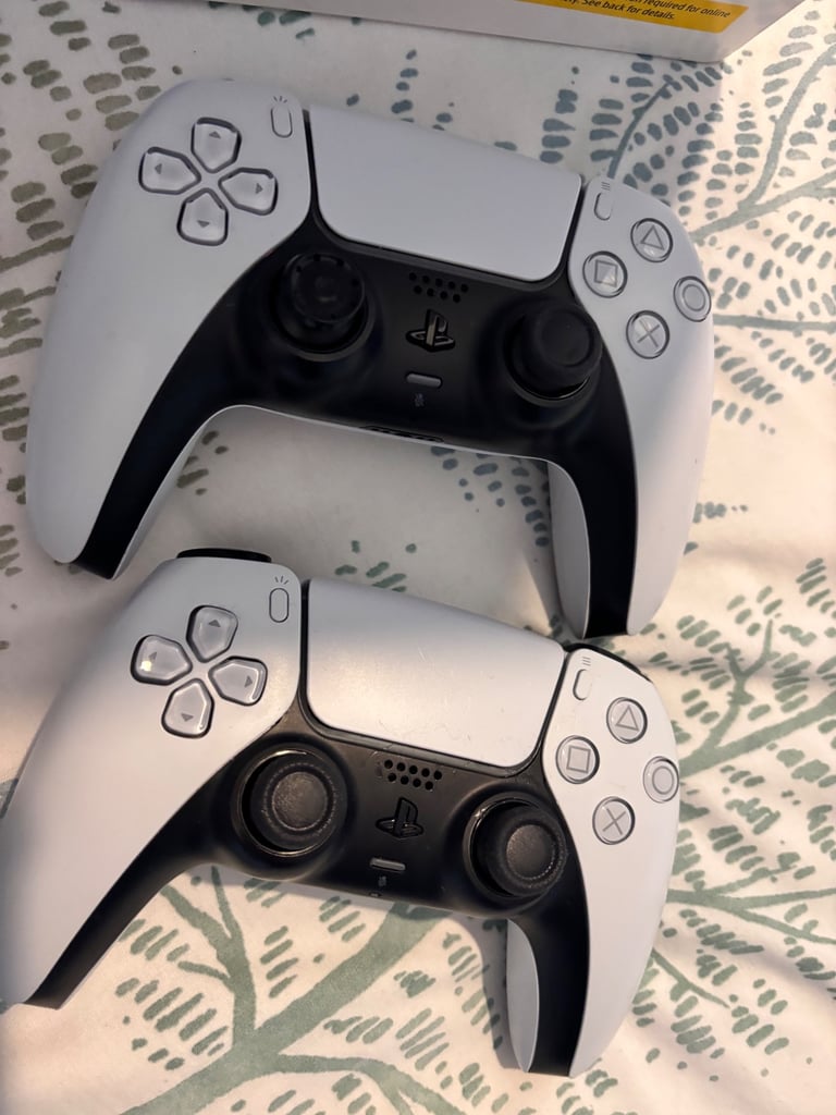 PS5 disc edition 825g with 2x controllers and games