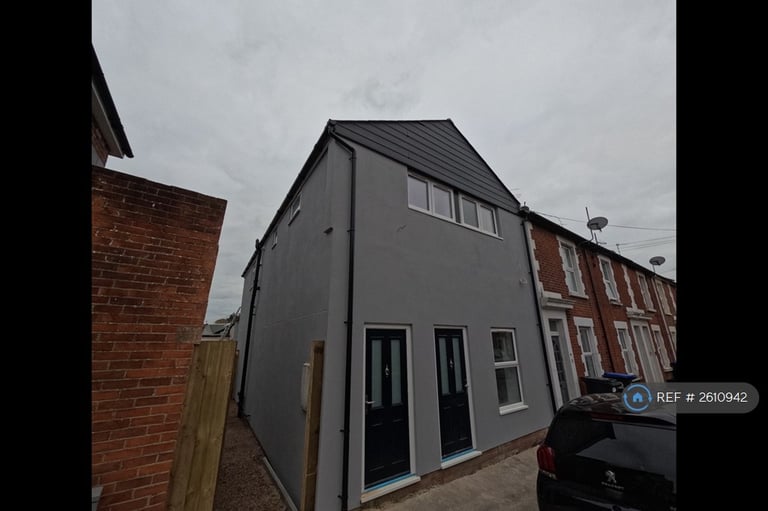 2 bedroom flat in Meadow Road, Salisbury, SP2 (2 bed) (#2610942)