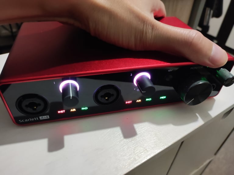 Focusrite Scarlett 4i4 gen 3 not working for parts repair in Horley