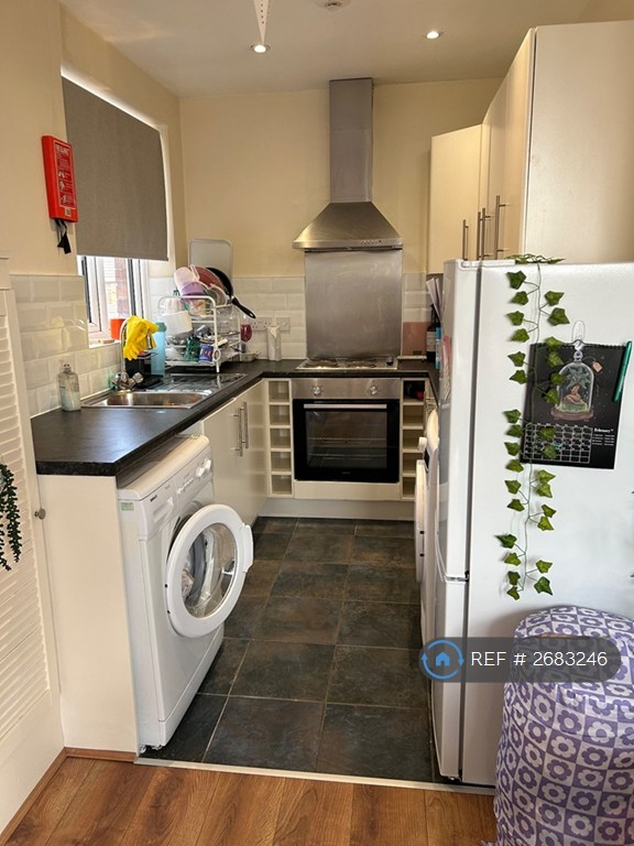 1 bedroom flat in Parkfield Road, Aigburth, Liverpool, L17 (1 bed) (#2683246)